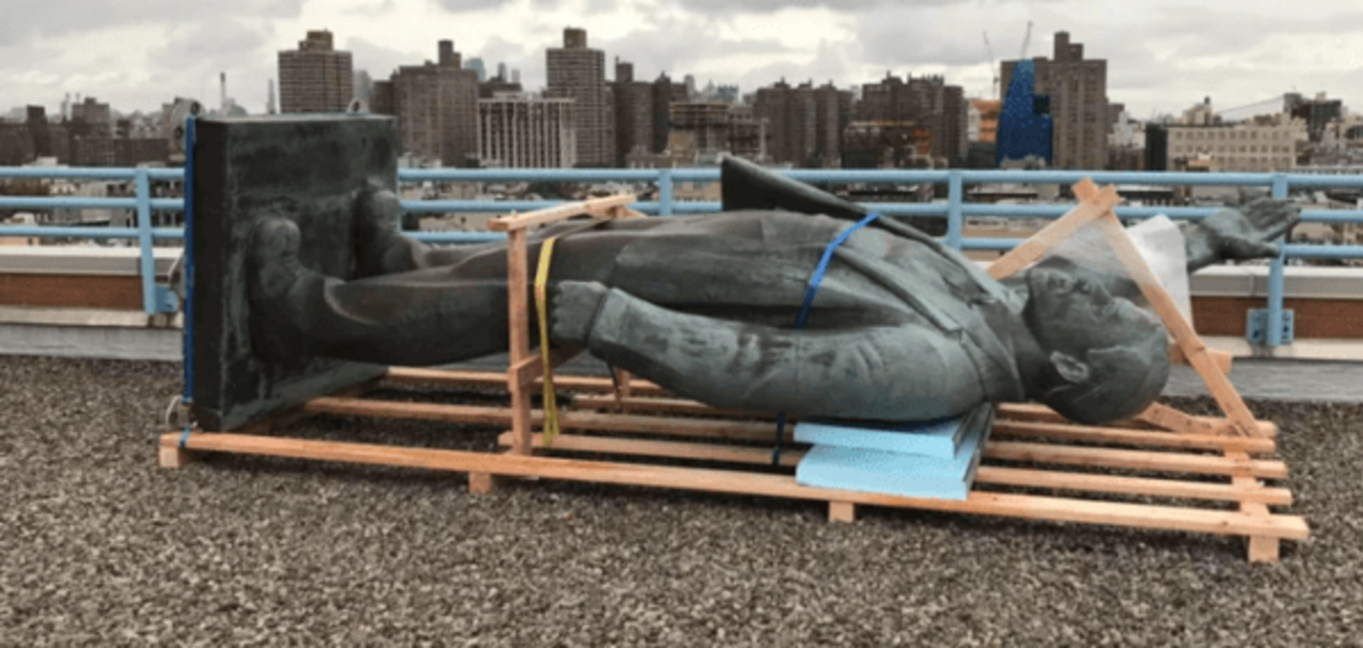 Ленин, гудбай: в Нью-Йорке 'декоммунизировали' 'Красную площадь'. Фоторепортаж