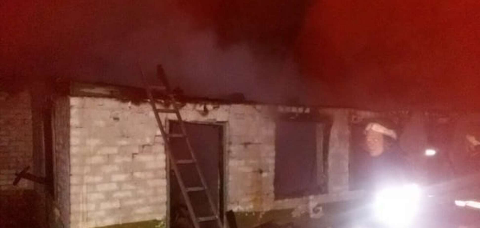 Вынесли на руках полсотни старушек: в Днепре пылала психбольница. Фотофакт