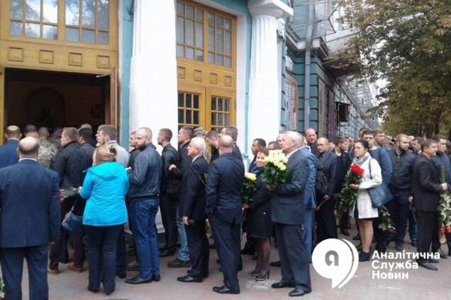 Прийшли сотні людей: в Києві попрощалися із загиблим заступником голови АП Тарановим
