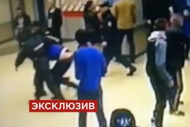 Курьез дня: в России футбольный судья прокусил полицейскому ногу - опубликовано видео