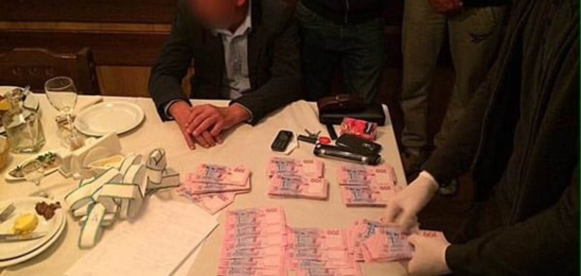 На Днепропетровщине на взятке в 140 тыс. грн поймали чиновника из Госслужбы по вопросам труда. Опубликованы фото