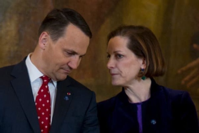 В США уволили жену Сикорского за вранье о Смоленской трагедии