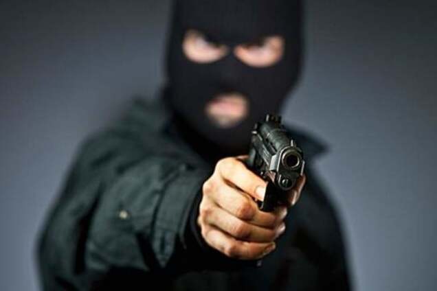 В Киеве вооруженные грабители напали на прохожую