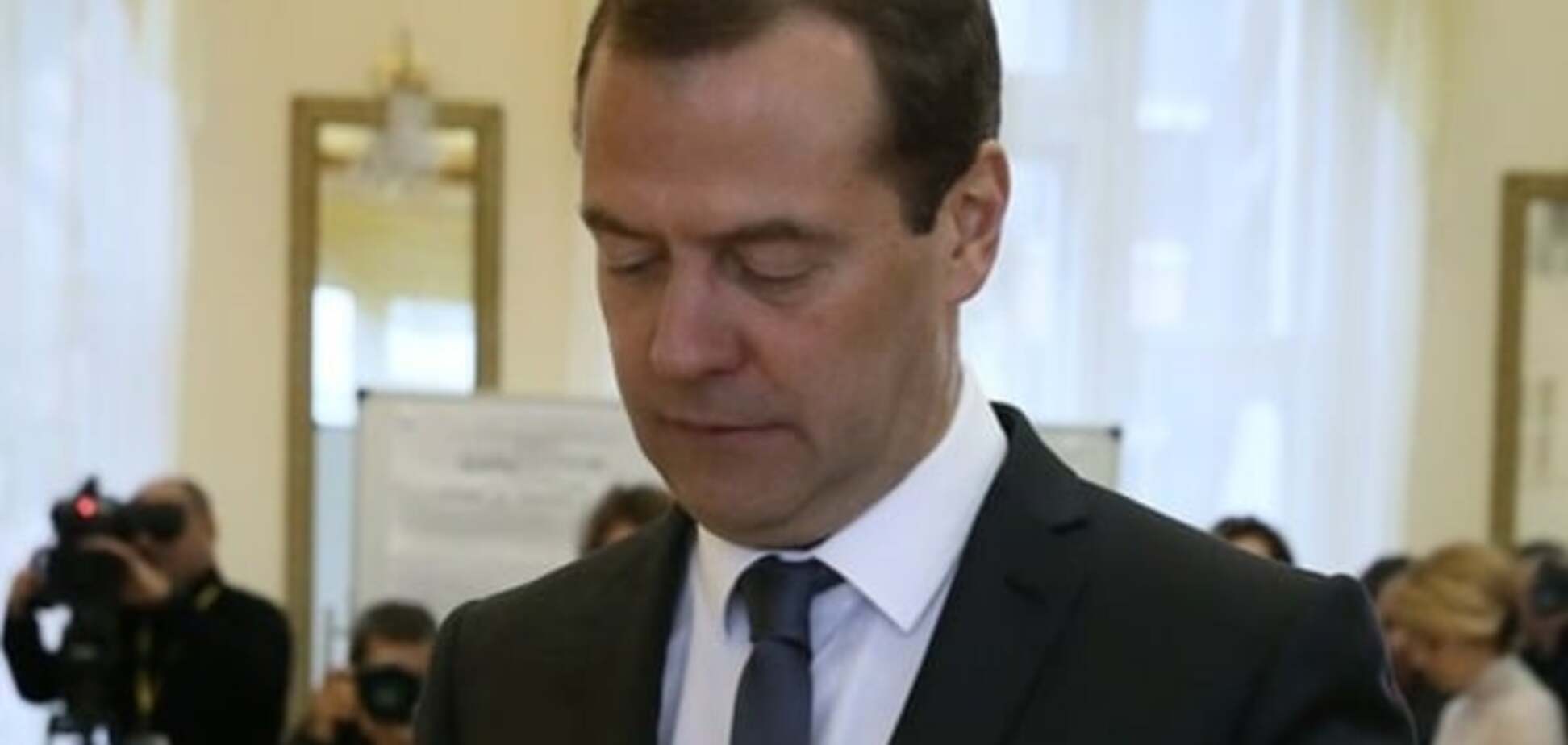 'Денег нет, но выдержитесь': Медведев написал труд о будущем экономики России