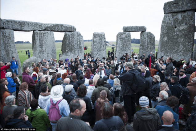 Осеннее равноденствие: 'друиды и 'язычники' съехались на праздник в Стоунхендж - фото