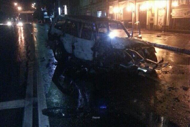 Пьяное ДТП в Киеве: работник СТО протаранил столб, машина сгорела