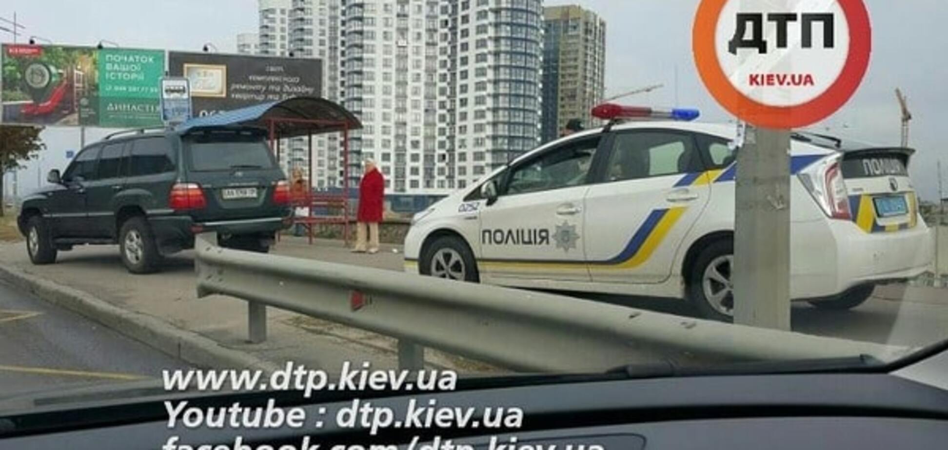 В Киеве полиция оштрафовала водителя за езду по тротуарам