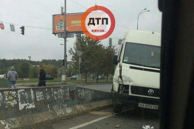 ДТП в Киеве: микроавтобус врезался в отбойник