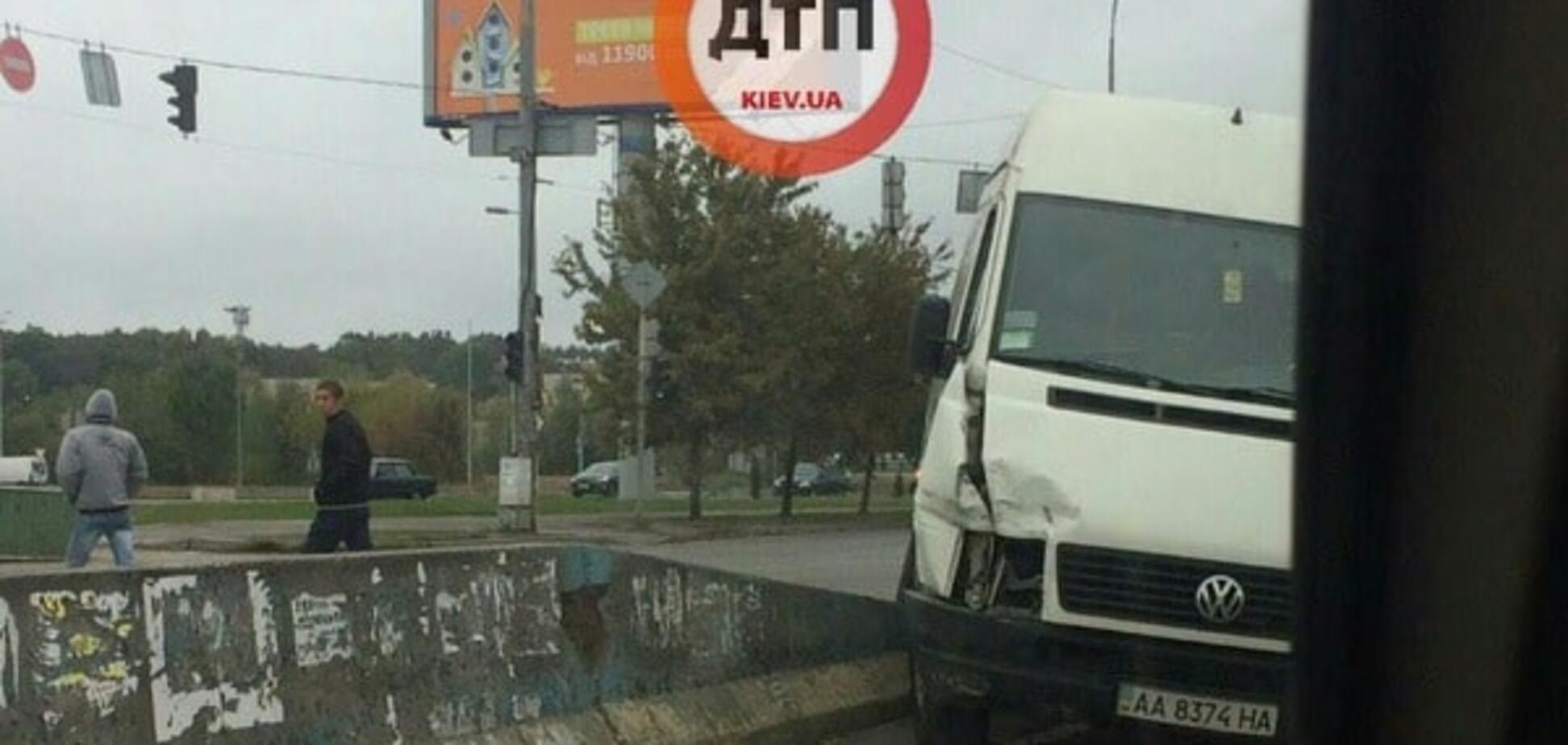 ДТП в Киеве: микроавтобус врезался в отбойник