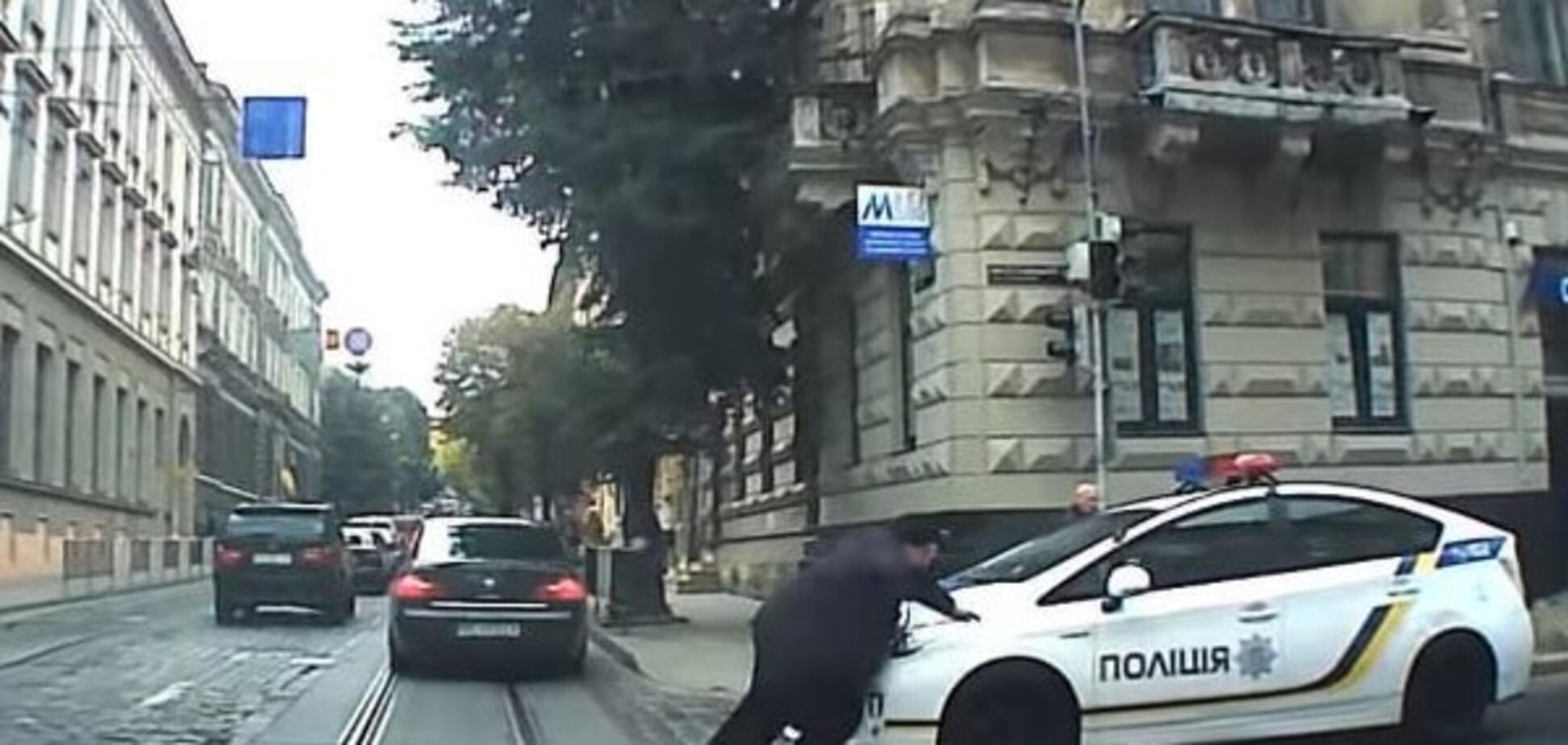 Во Львове полиция сбила женщину на пешеходном переходе: видеофакт