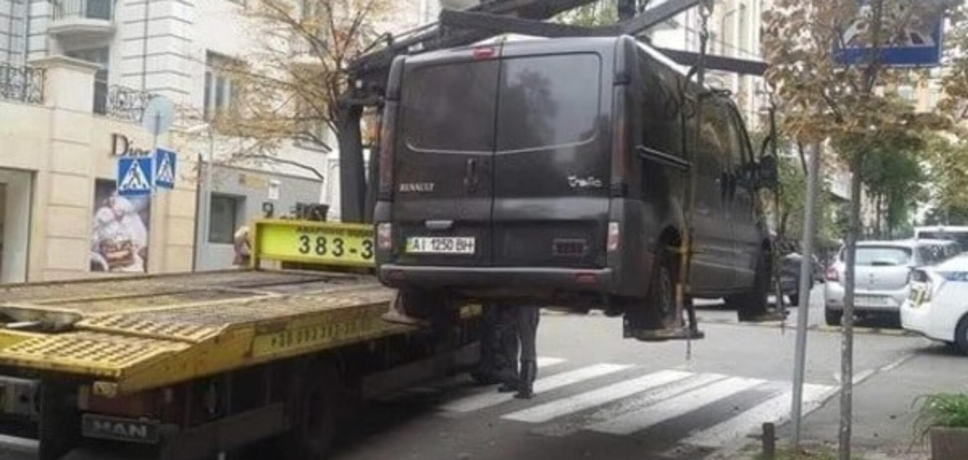 Наказали автохама: в Киеве эвакуатор забрал машину с 'зебры'