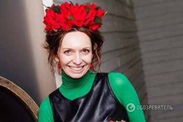 Киянка створює унікальні вінки в українському стилі