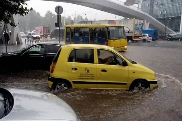 Ливень в Тбилиси затопил улицы и ограничил движение транспорта: фотофакт
