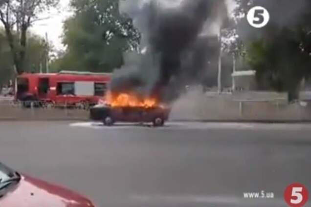 В Киеве на дороге загорелся автомобиль: опубликовано видео 