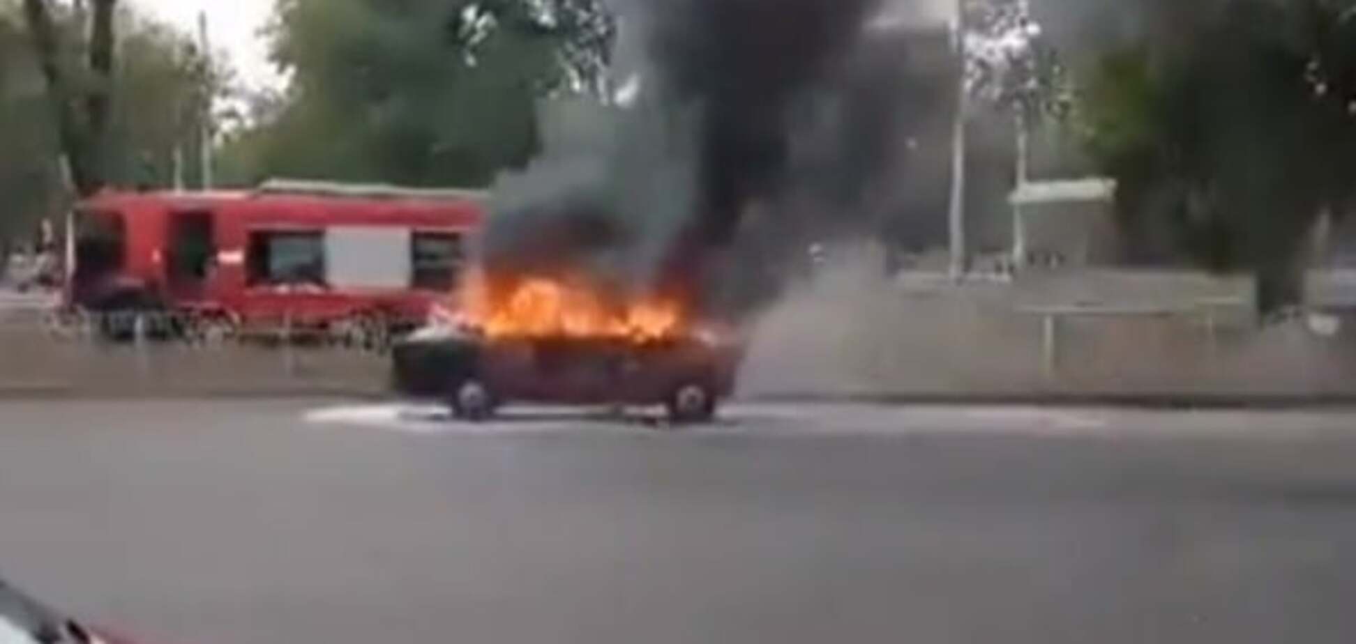 В Киеве на дороге загорелся автомобиль: опубликовано видео