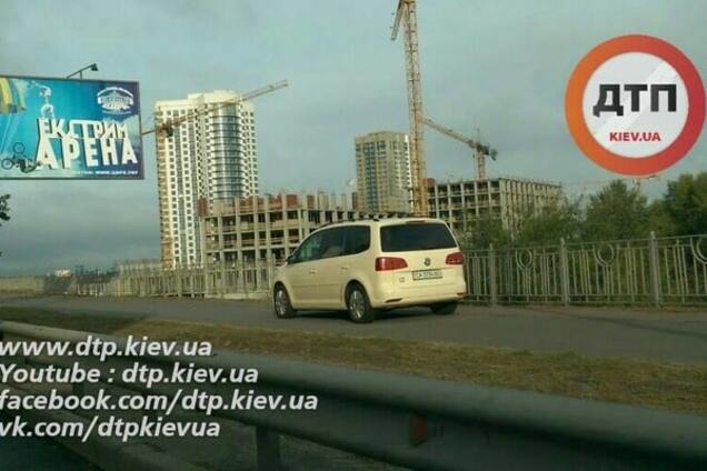 В Киеве водители из-за пробки поехали по тротуарам: фотофакт