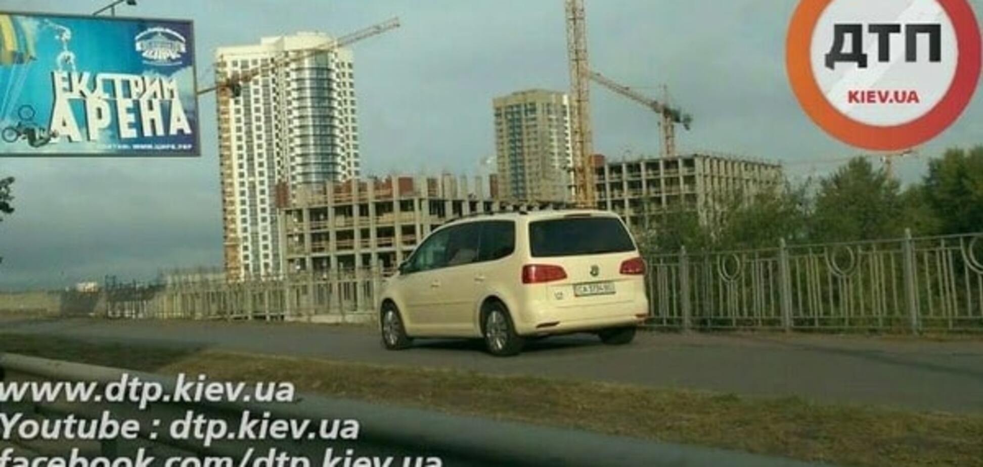 В Киеве водители из-за пробки поехали по тротуарам: фотофакт