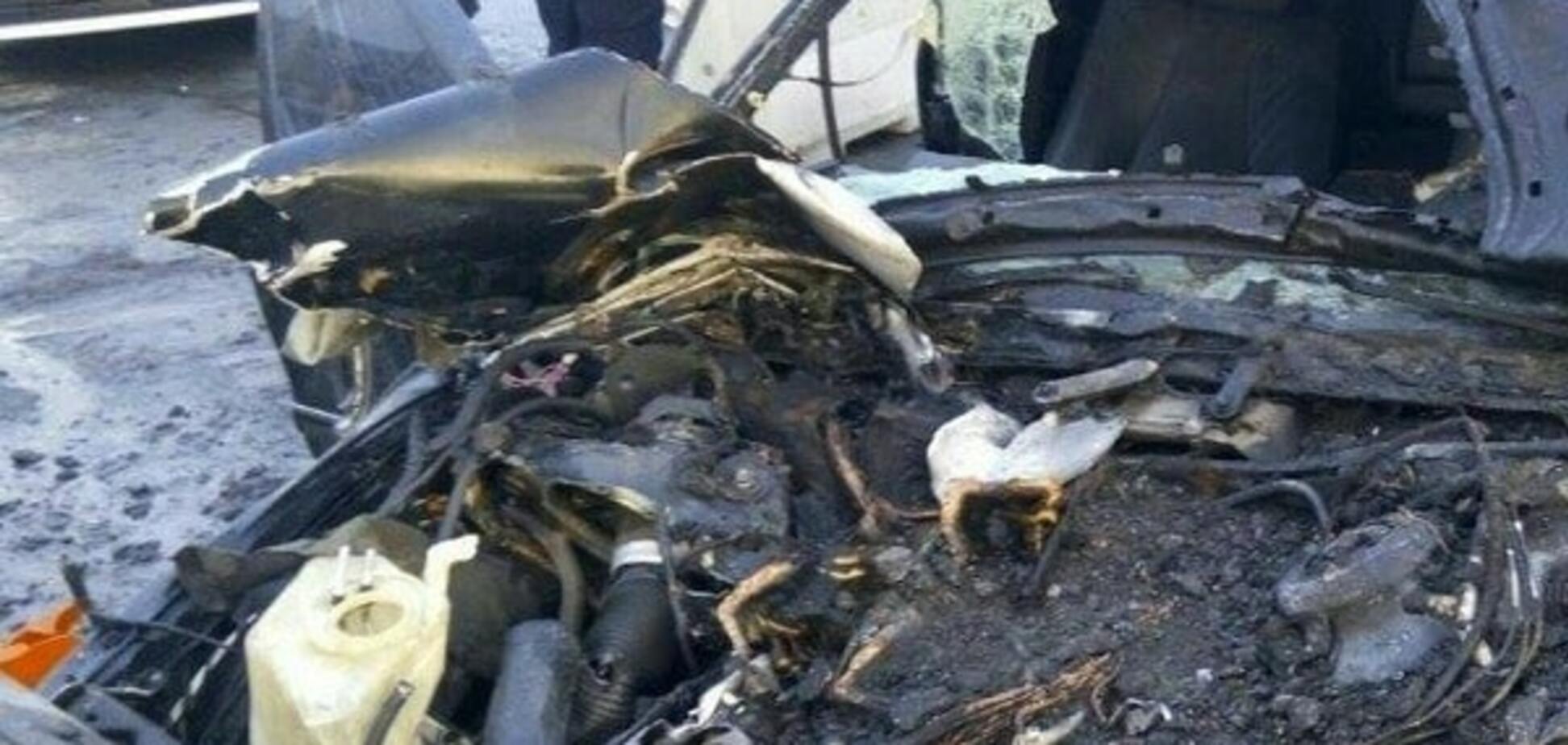 В Киеве на мосту Патона Mercedes на полном ходу влетел в автоцистерну: легковушка загорелась. Опубликованы фото и видео