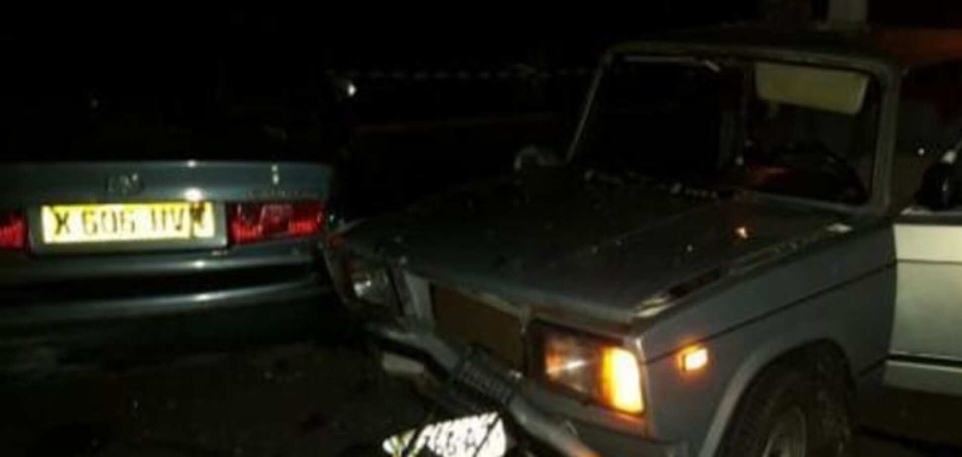 В Киеве пьяный водитель на 'ВАЗ' протаранил два авто и вылетел через лобовое стекло: жуткие фото