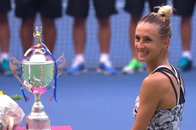 Триумф дня: украинскую теннисистку наградили за победу в престижном турнире: видео церемонии