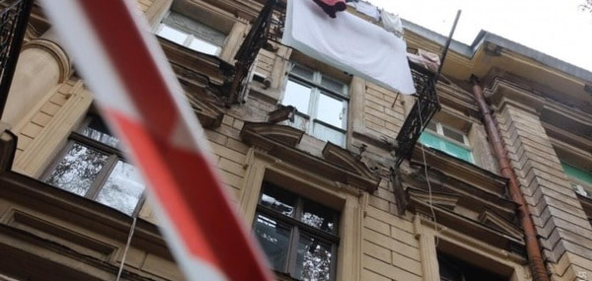 ЧП в Одессе: балкон обрушился с третьего этажа вместе с женщиной 