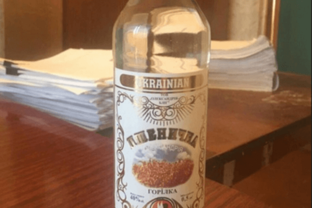 Как выглядит водка-'убийца': харьковские фискалы показали фото