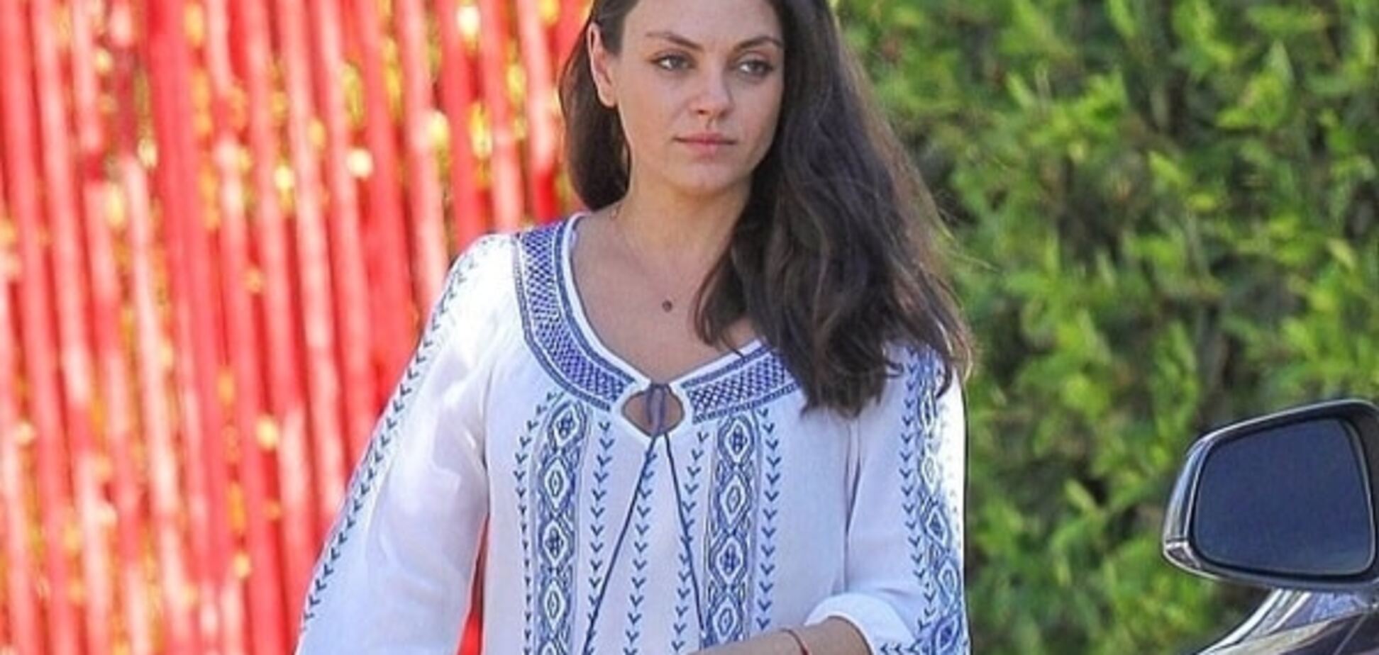 Мила Кунис в вышиванке