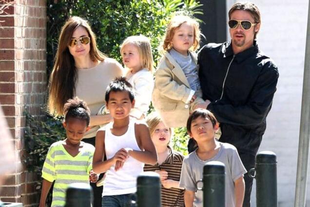 Анджелина Джоли и Брэд Питт с детьми