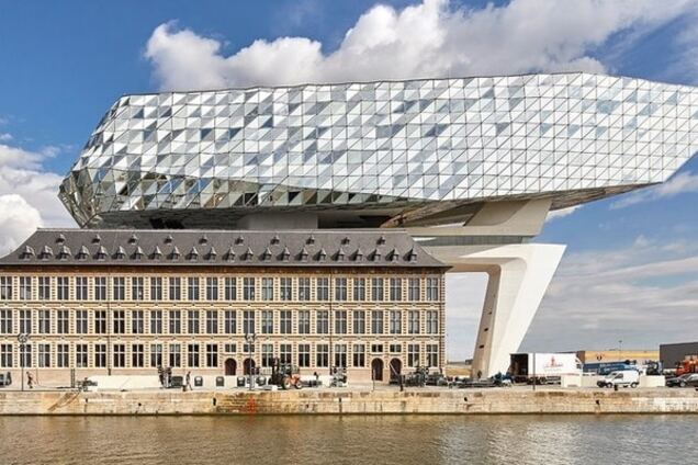 Здание портовой администрации в Антверпене, спроектированное Захой Хадид