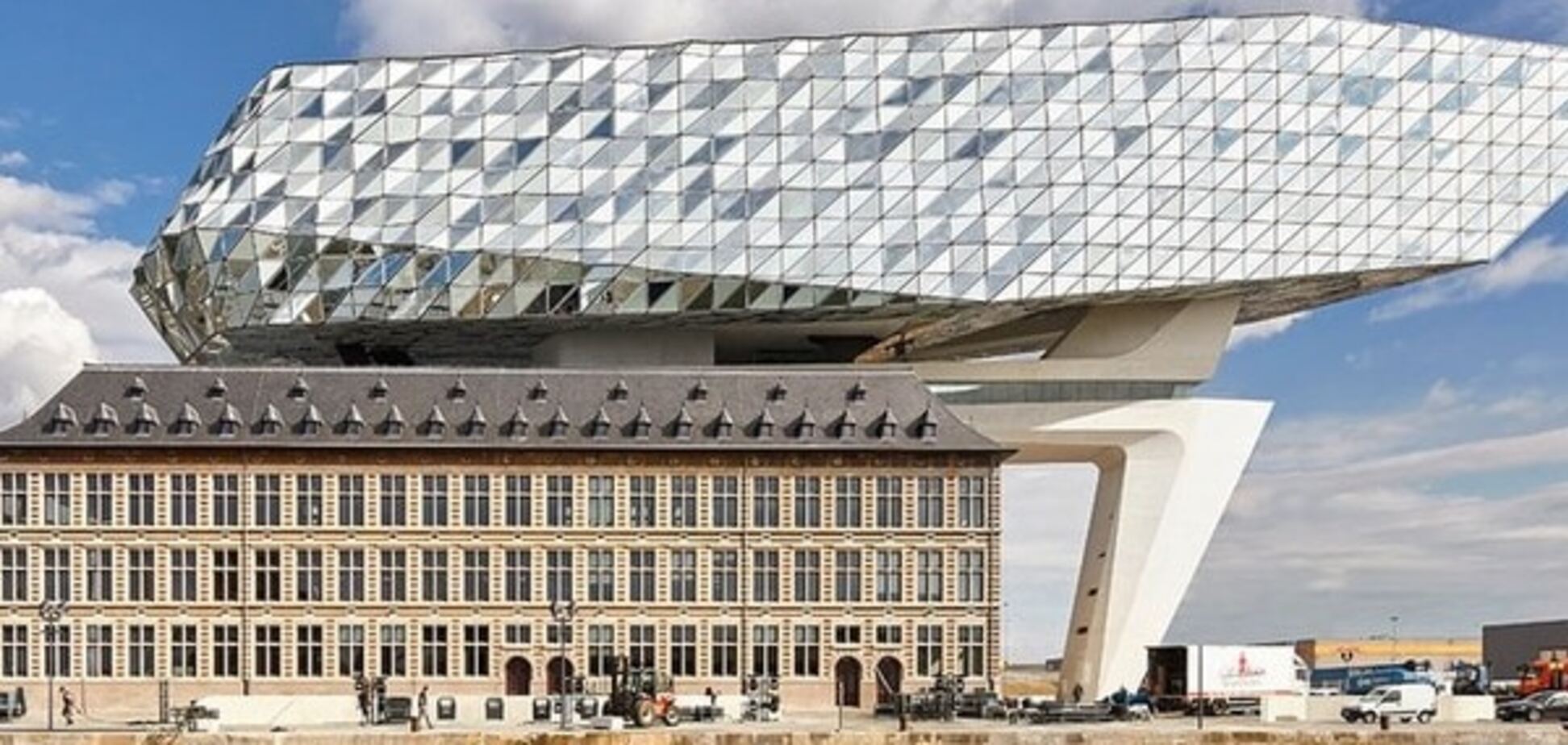 Здание портовой администрации в Антверпене, спроектированное Захой Хадид
