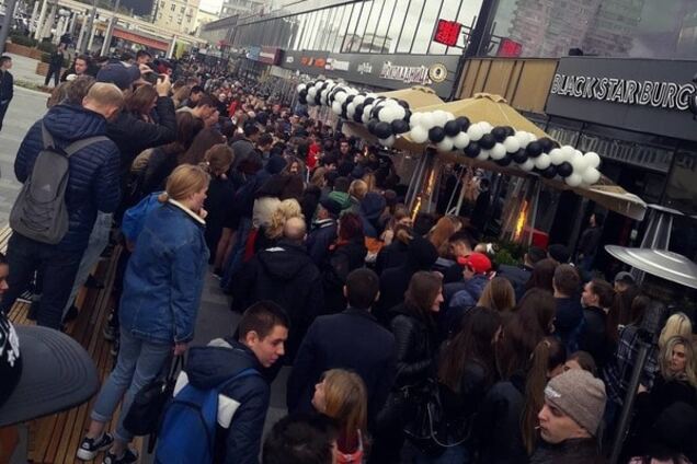 Очередь за бургерами в Москве