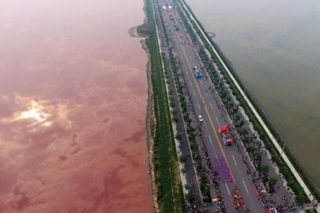 В Китае часть Соляного озера Яньху стало розовым