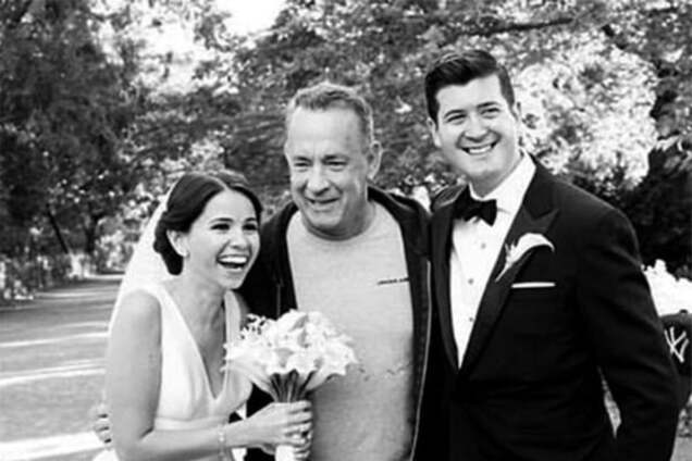 Том Хэнкс с молодоженами