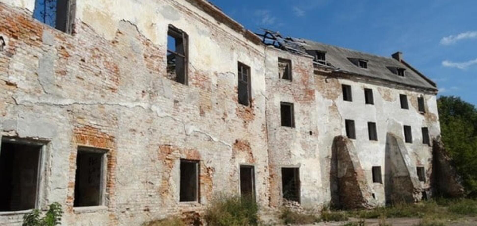 Туристи правильно роблять, що не їздять у Клеванський замок