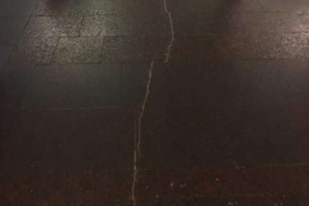 Трещина на станции метро \'Героев Днепра\'