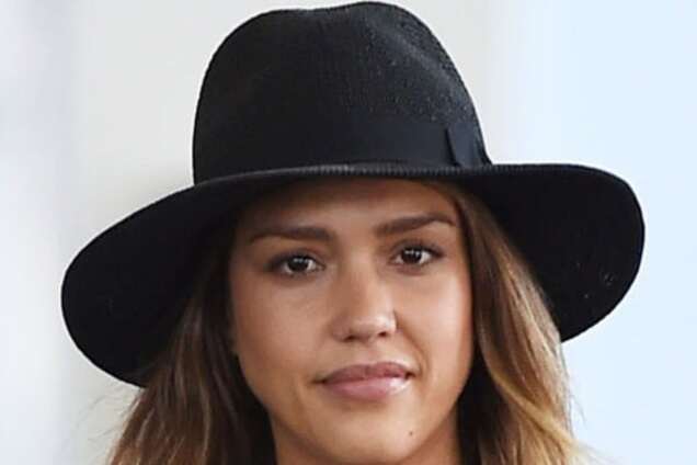 Звездный тренд: самые модные шапки сезона