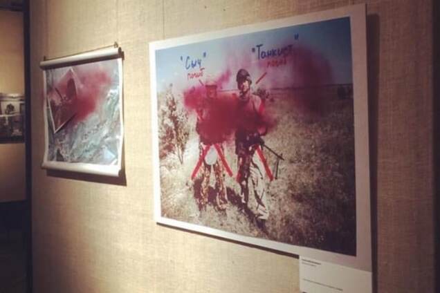 'Нацистская' выставка: в Москве залили краской снимки о войне на Донбассе