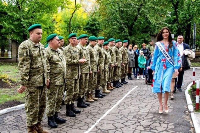 \'Мисс Украина Вселенная\'-2016 Алена Сподынюк посетила прифронтовой Краматорск
