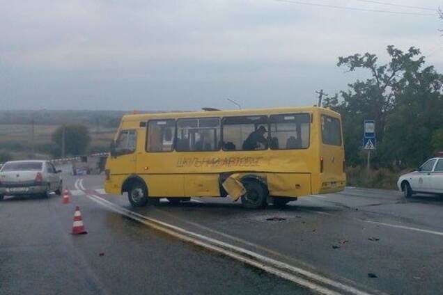 На запорожской трассе новый школьный автобус попал в ДТП