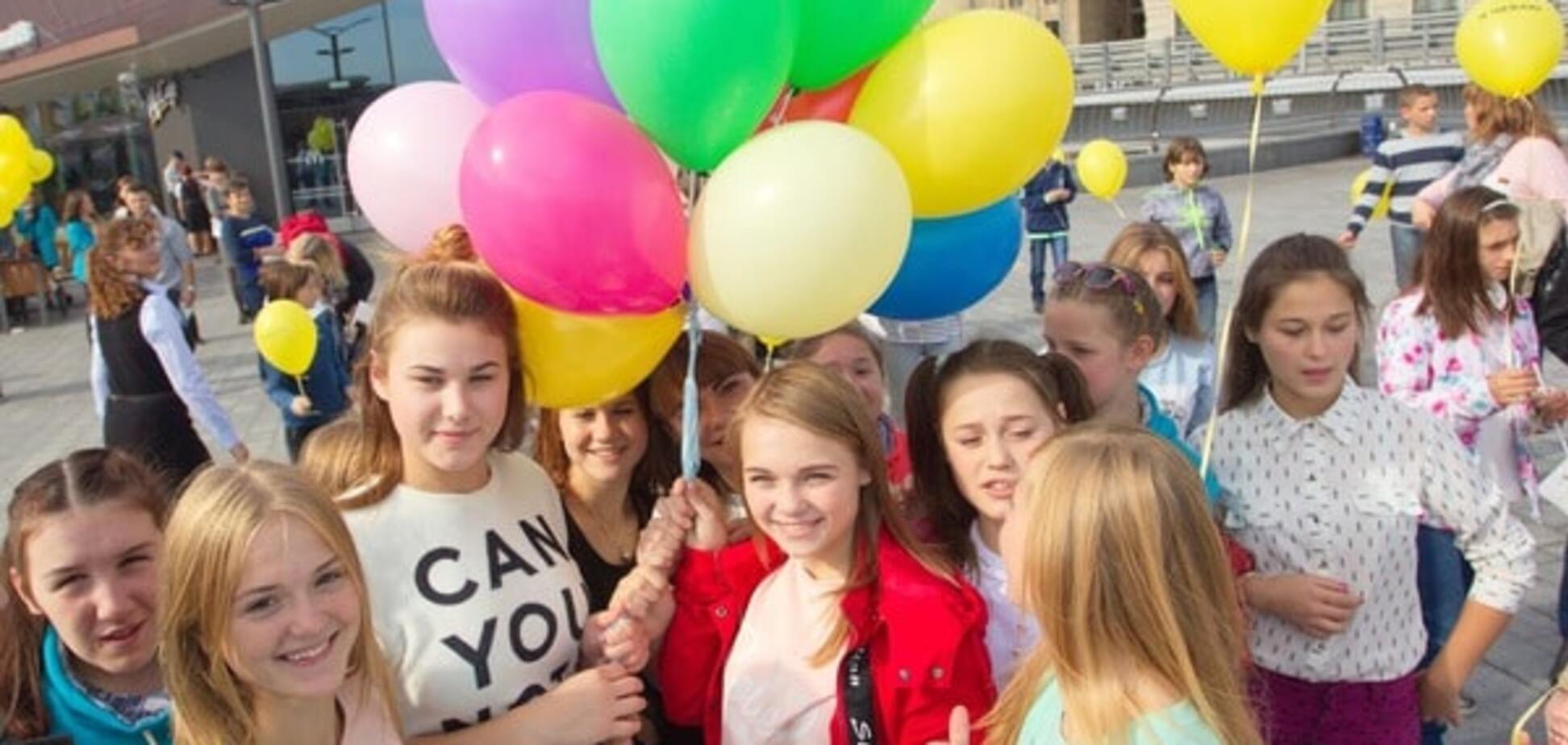 'Ми чекаємо на маму і тата!': в Киеве прошел флешмоб детей из интернатов