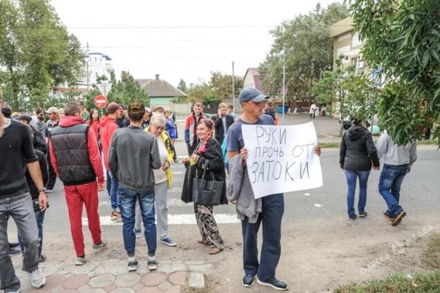 Пора судить: жители Затоки провели митинг против рейдеров