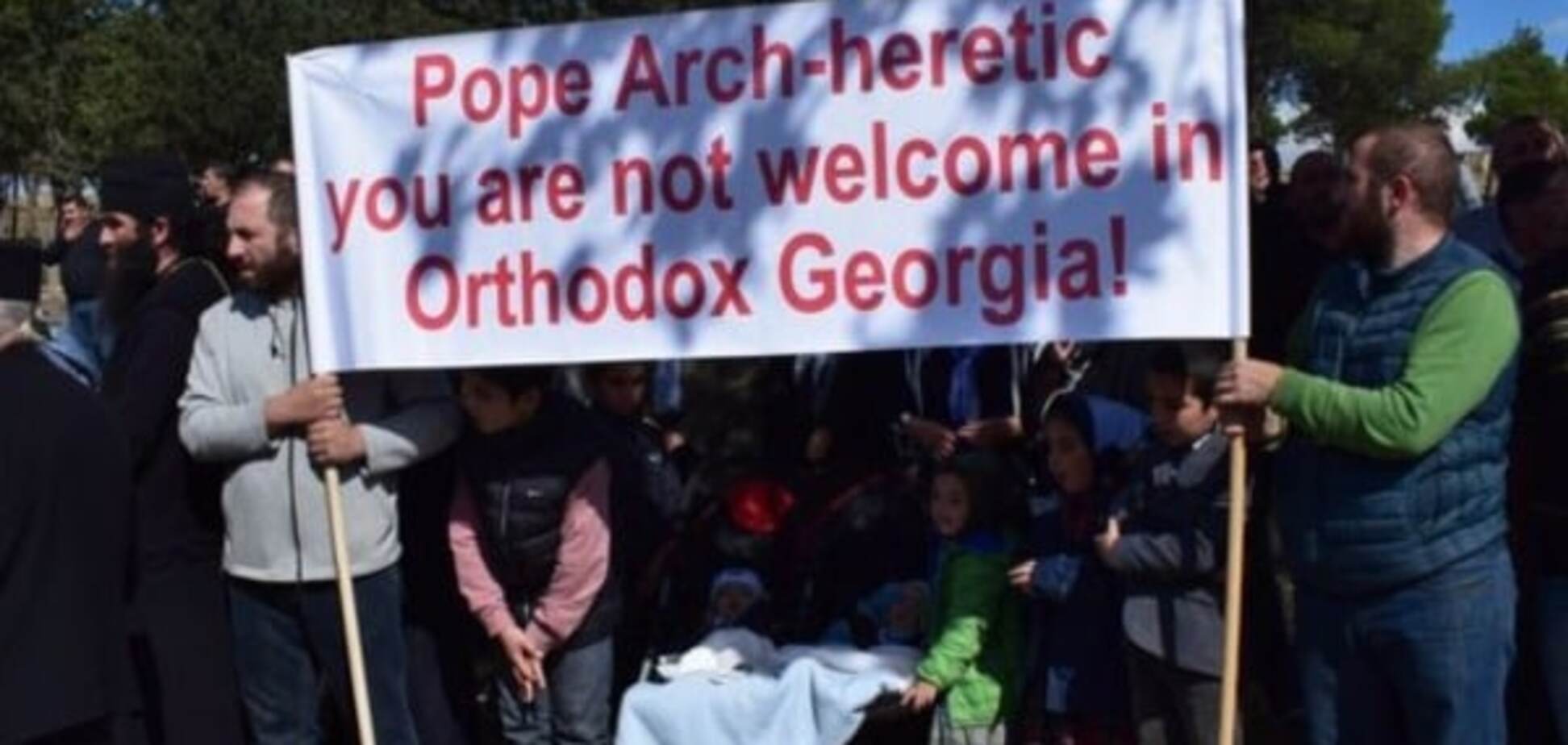 Акция протеста против Папы Римского