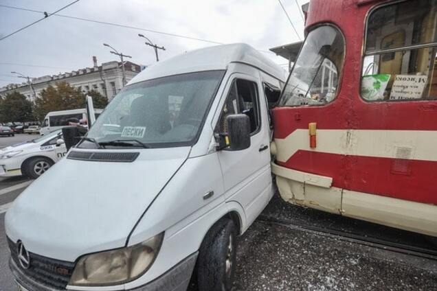 В Запорожье при столкновении маршрутки и трамвая пострадал пассажир