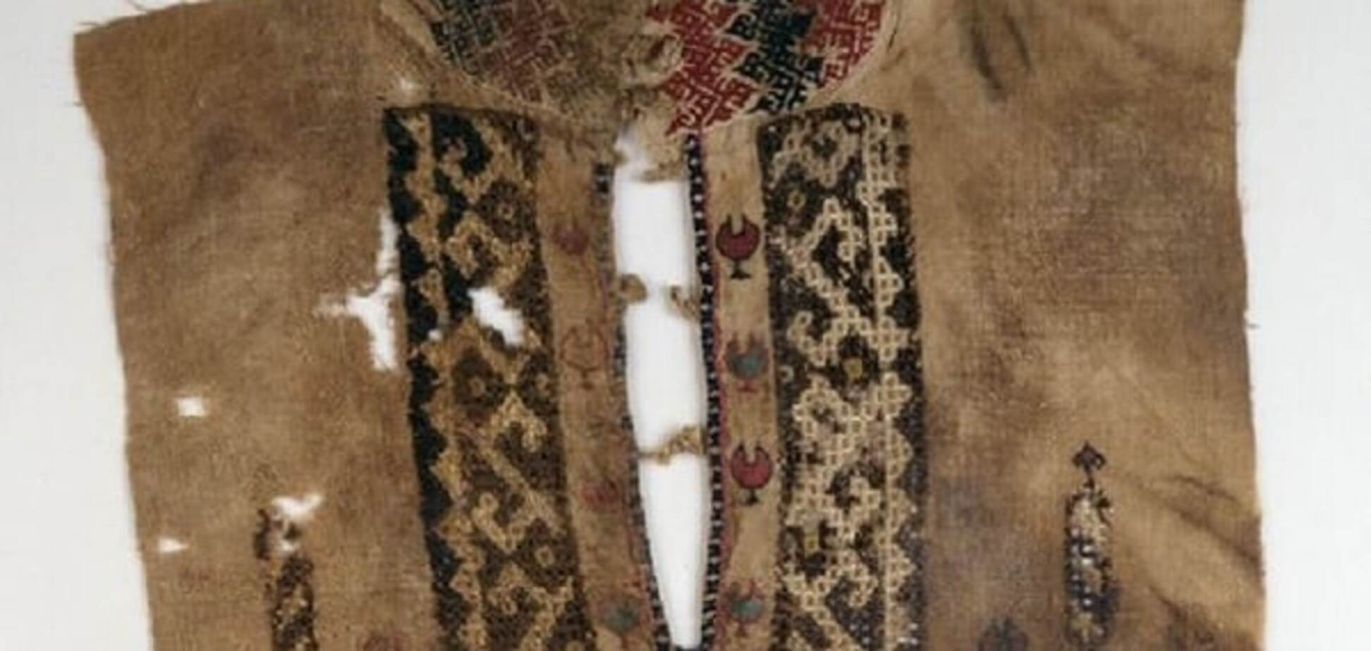 Єгипетська вишиванка з типово праукраїнськими символами і орнаментами