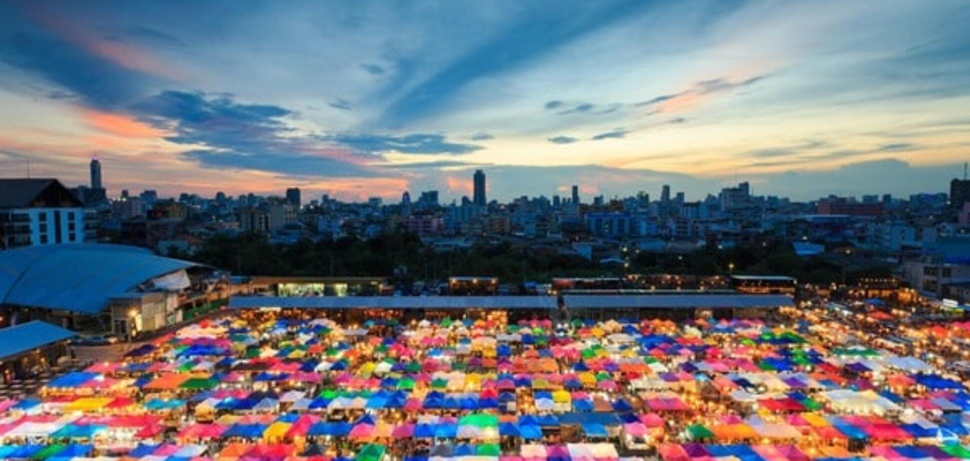 Назад в прошлое: в Бангкоке на ночном рынке Talat Rot Fai можно найти все