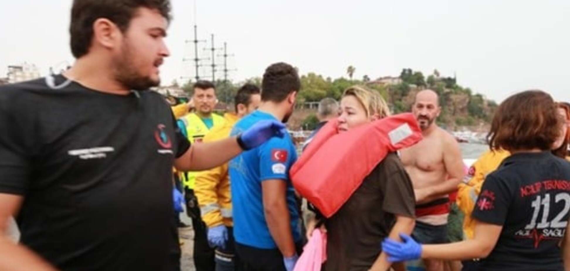 В Турции перевернулось туристическое судно