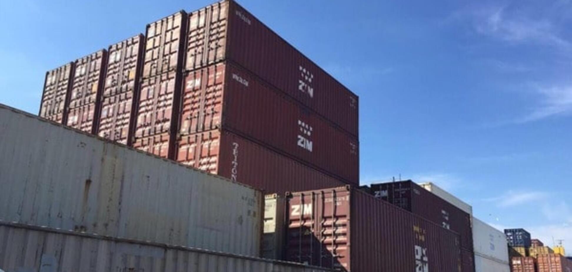 В одесском порту прошли обыски, изъяты десятки контейнеров с контрабандным лесом