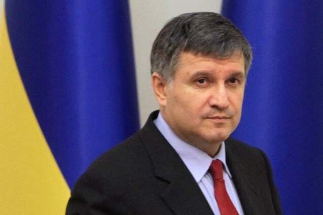 Это секрет: Аваков отказался говорить, каким нардепам подарил оружие