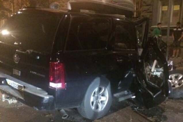 В центре Киева лихач на Cadillac протаранил дерево: опубликованы фото