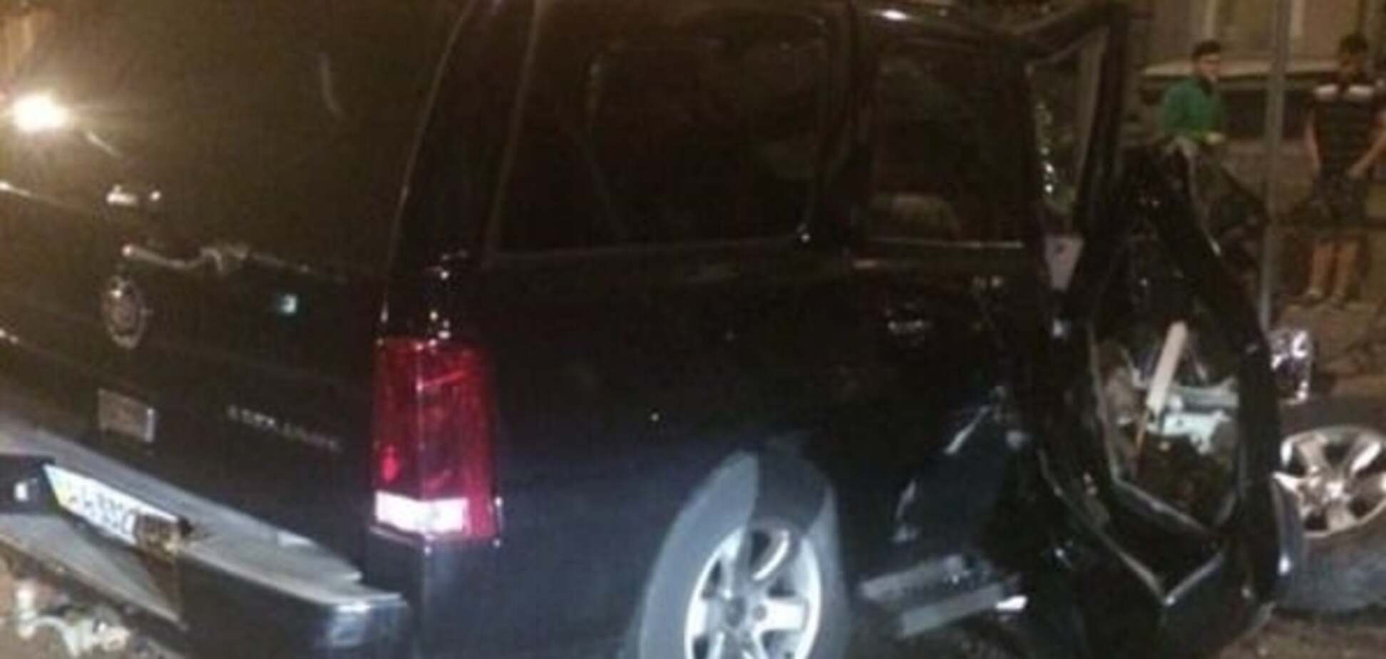 В центре Киева лихач на Cadillac протаранил дерево: опубликованы фото